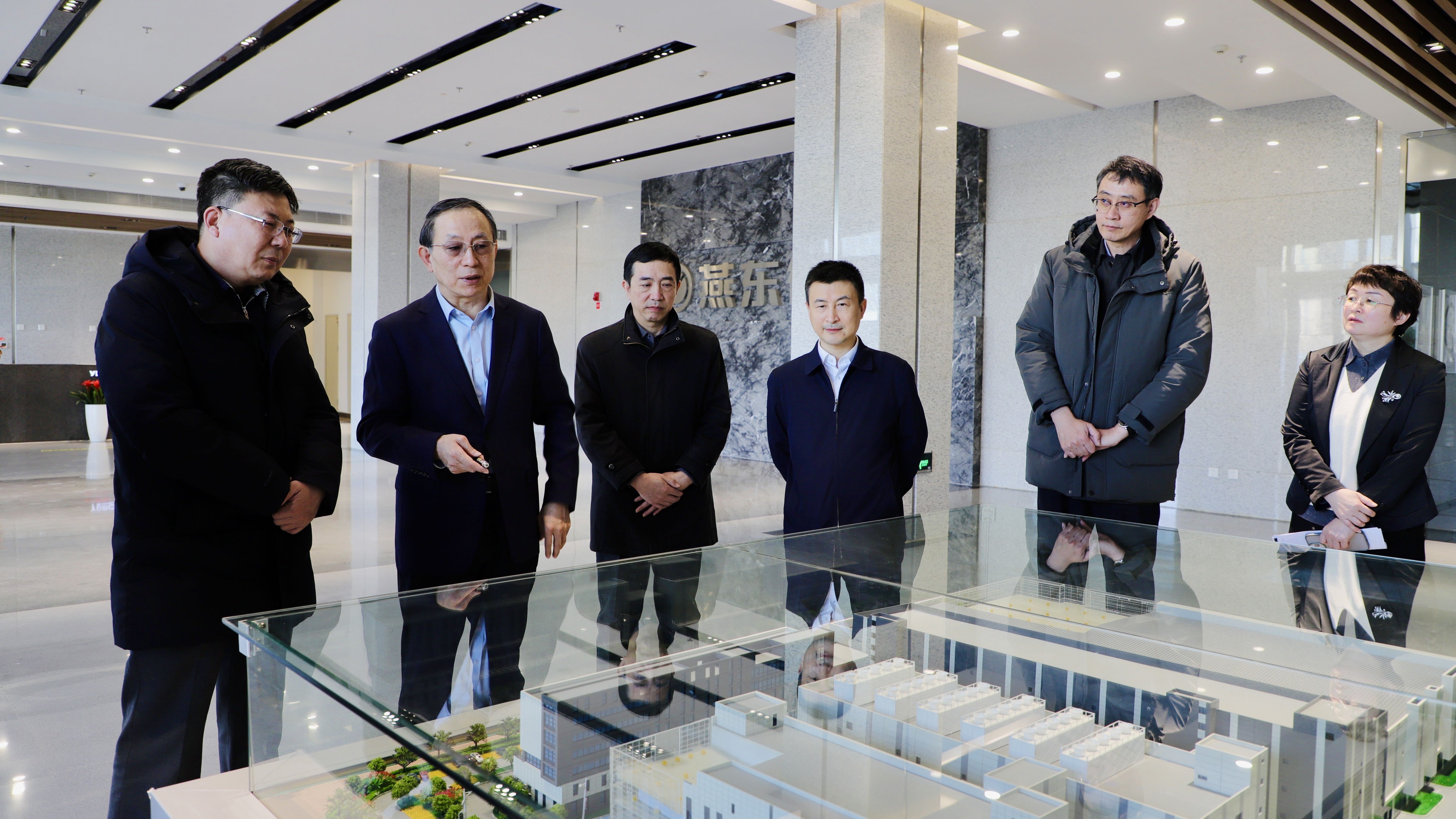 共建产教育人新模式，持续塑造发展新动能 ——北京市教委领导到w66利来微调研指导校企合作工作